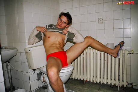 Hot twink Robbie posing nude and showing hot butt in bathroom