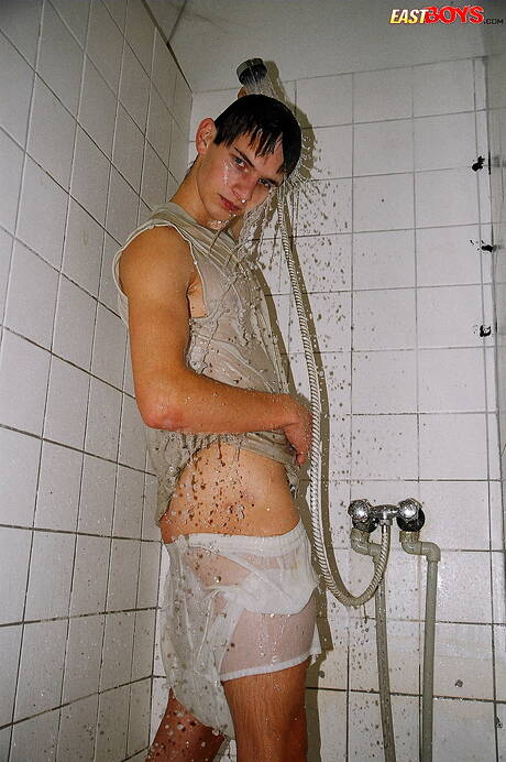 East Boys: Twink Robbie rozbiera się i pokazuje ładny tyłek pod prysznicem