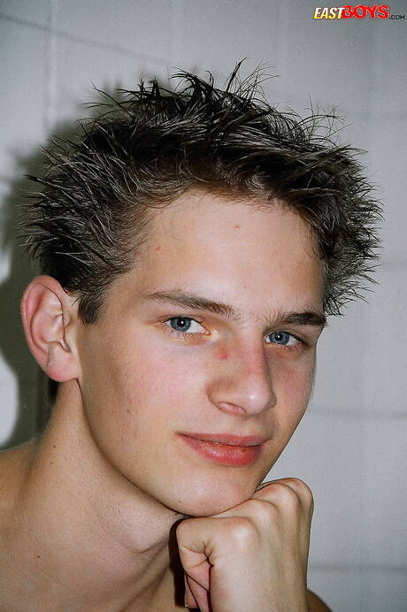 East Boys: Młody koleś Robbie rozbiera się i pokazuje ładny tyłek w łazience