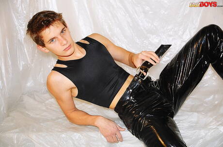 East Boys: Ładny chłopak Robbie pozuje nago i pokazuje ładny tyłek