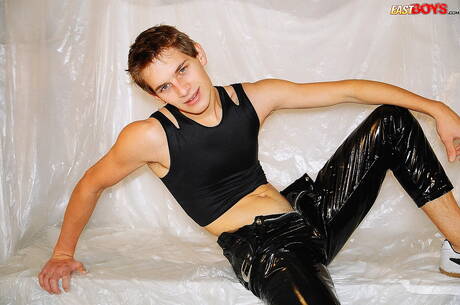 Pretty boy Robbie posing naked and showing nice butt