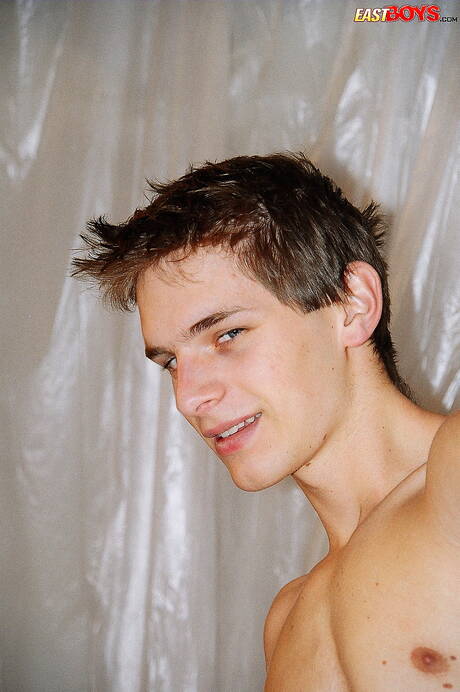 Pretty boy Robbie posing naked and showing nice butt