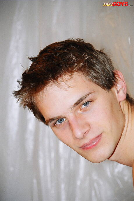 Pretty boy Robbie posing naked and showing nice butt