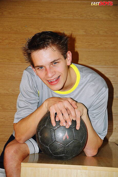 Twink Robbie pose nu et montre son cul chaud