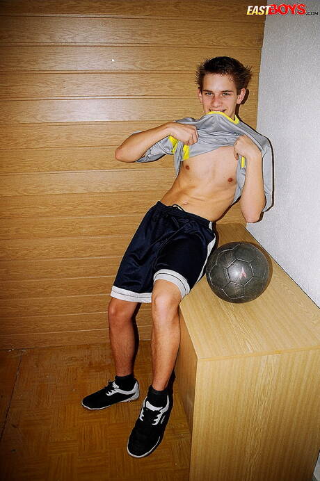 Twink Robbie posing nude and showing hot ass