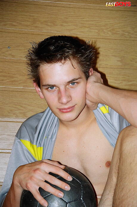 Twink Robbie posing nude and showing hot ass