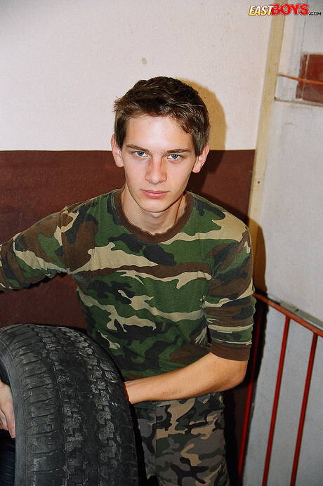 Pretty boy Robbie shows a beautiful body