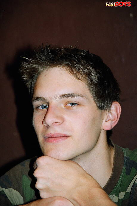 Pretty boy Robbie shows a beautiful body