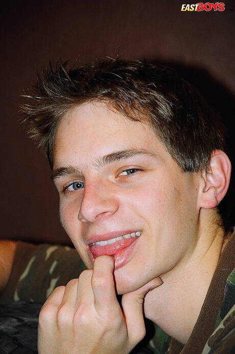 Pretty boy Robbie shows a beautiful body