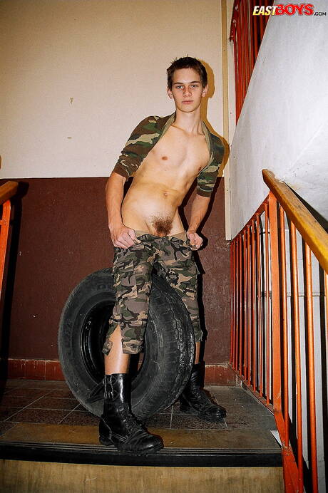 Pretty boy Robbie shows a beautiful body