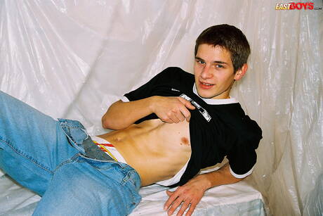 Le beau garçon Robbie montre un beau corps