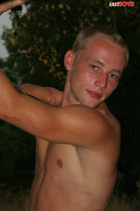 Twink Ringo se branle la bite en extérieur