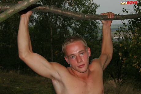 Twink Ringo se branle la bite en extérieur