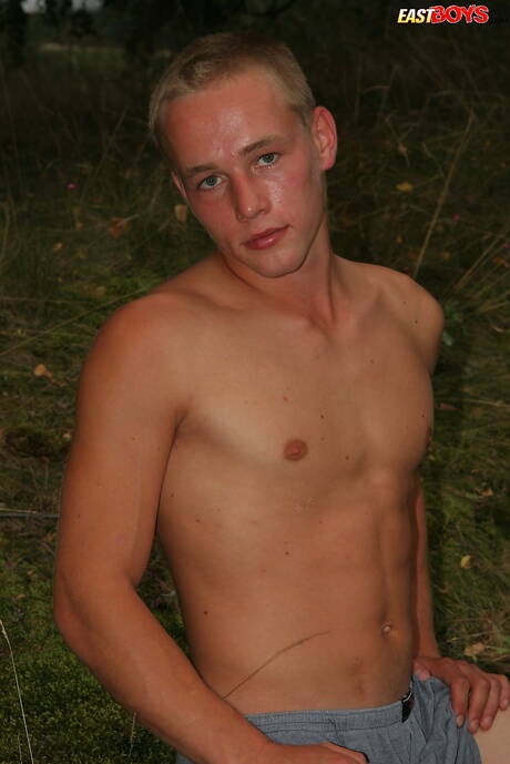 Twink Ringo se branle la bite en extérieur