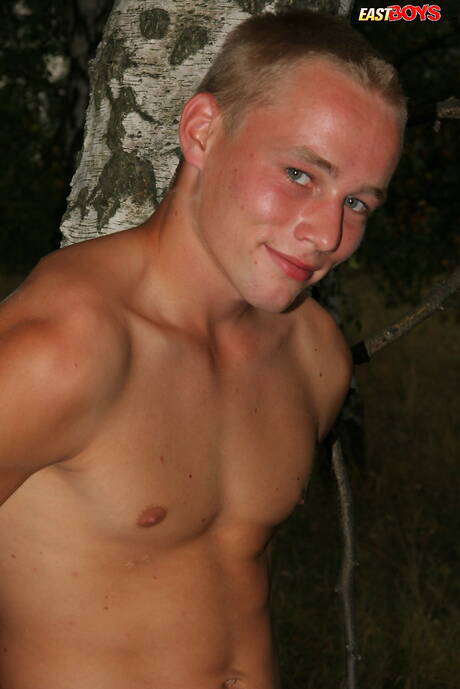 Twink Ringo se branle la bite en extérieur