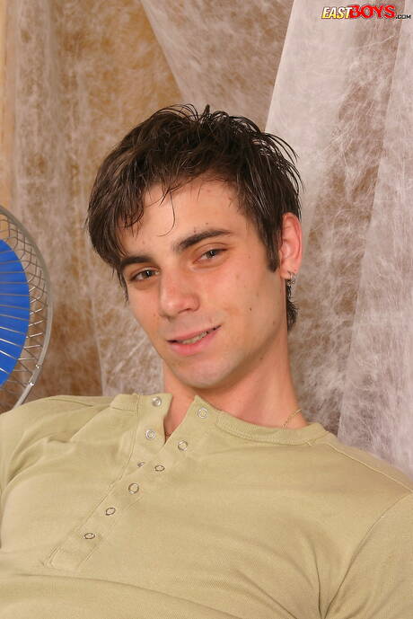 年輕的里克展現了美麗的身材