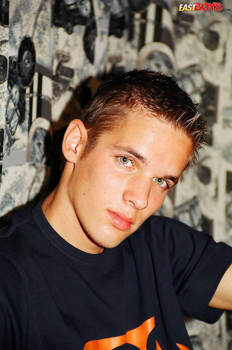 Twink Richie se despindo e mostrando a bunda