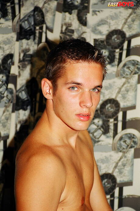 East Boys: Twink Richie se despindo e mostrando a bunda