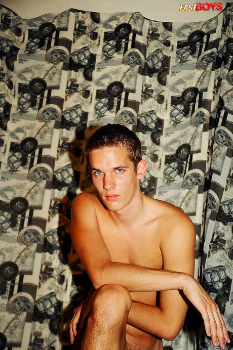 Twink Richie se despindo e mostrando a bunda