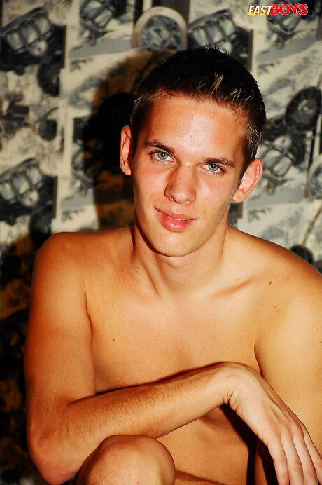 Twink Richie se despindo e mostrando a bunda