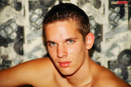 Twink Richie se despindo e mostrando a bunda