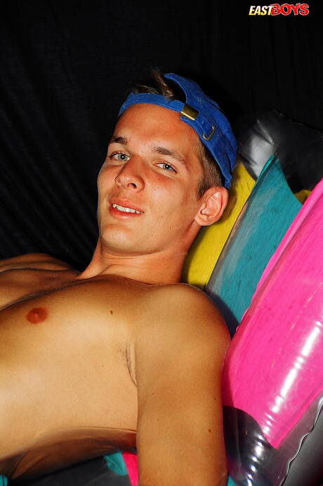 O jovem Richie posando nu