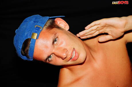 O jovem Richie posando nu