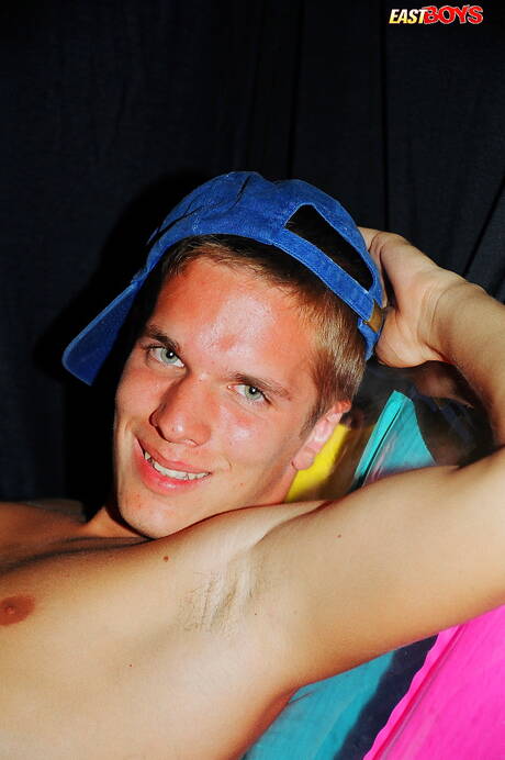 East Boys: O jovem Richie posando nu