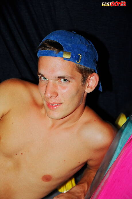 O jovem Richie posando nu