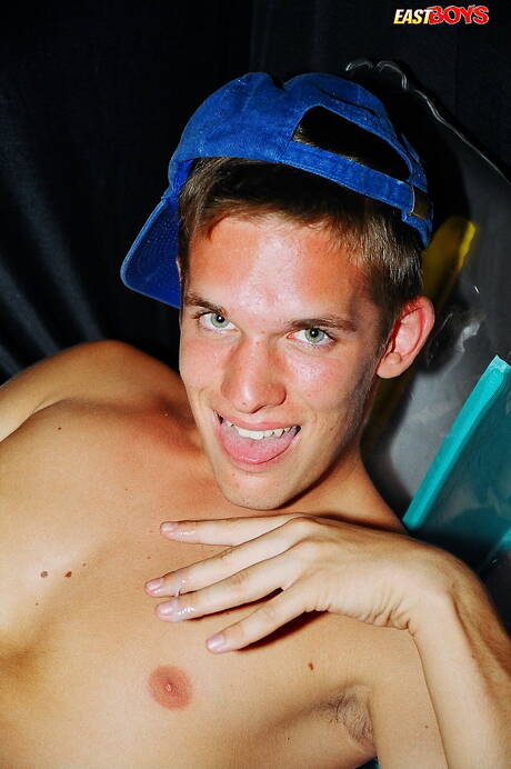 小男孩 Richie 裸體擺造型