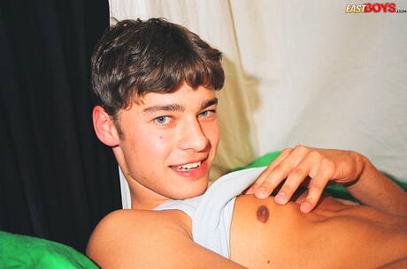 Der junge Kerl Ricardo zeigt einen perfekten Körper