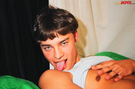 Der junge Kerl Ricardo zeigt einen perfekten Körper