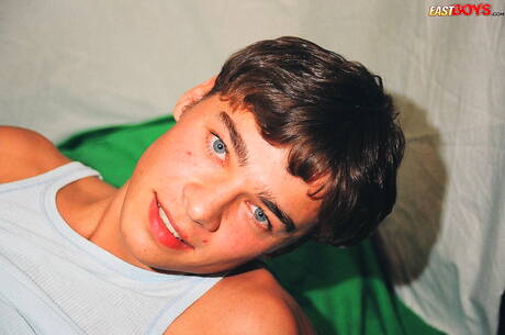 Der junge Kerl Ricardo zeigt einen perfekten Körper