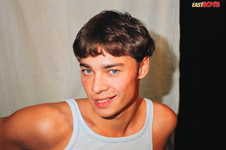 Der junge Kerl Ricardo zeigt einen perfekten Körper