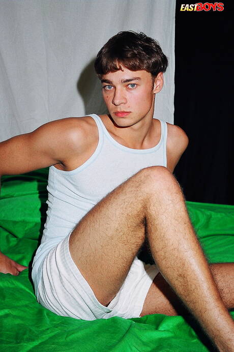 Der junge Kerl Ricardo zeigt einen perfekten Körper