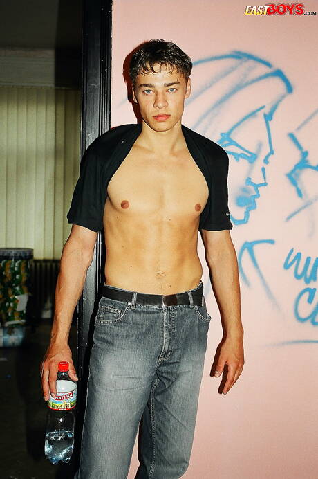 Il giovane Ricardo mostra un corpo perfetto