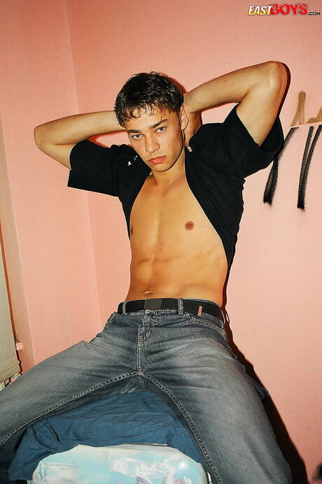 Il giovane Ricardo mostra un corpo perfetto