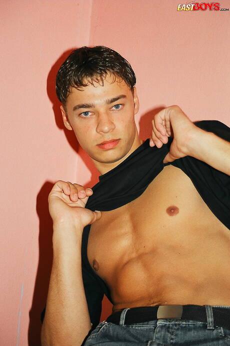 Il giovane Ricardo mostra un corpo perfetto