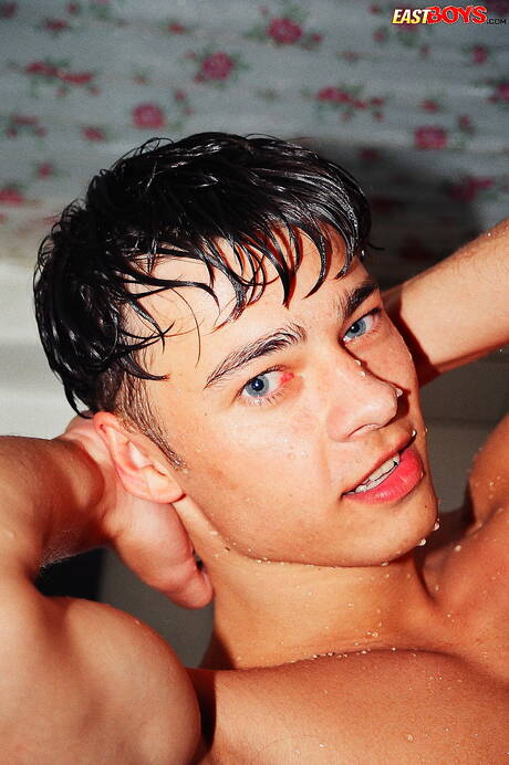 East Boys: Pretty boy Ricardo posing naked in bath