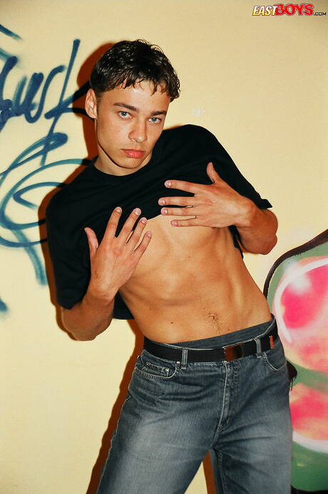 Hübscher Junge Ricardo posiert nackt