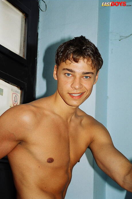 알몸으로 포즈를 취하는 예쁜 소년 리카르도