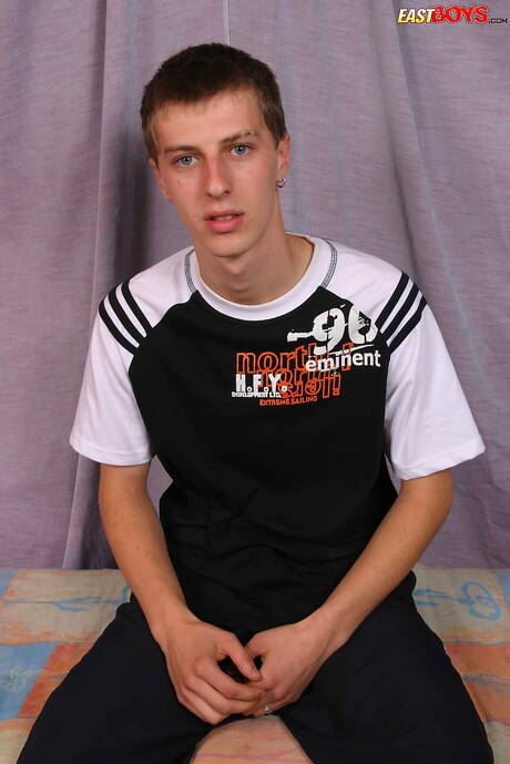 East Boys: 젊은 남자 레나토가 알몸으로 포즈를 취하고 있다