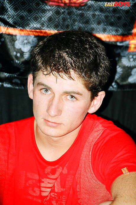 漂亮的里德脫衣服，露出漂亮的屁股