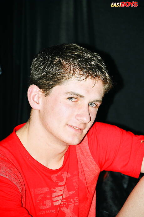 漂亮的里德脫衣服，露出漂亮的屁股