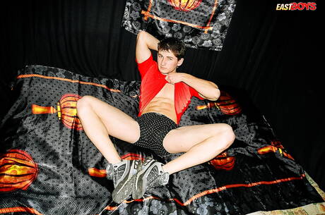 漂亮的里德脫衣服，露出漂亮的屁股