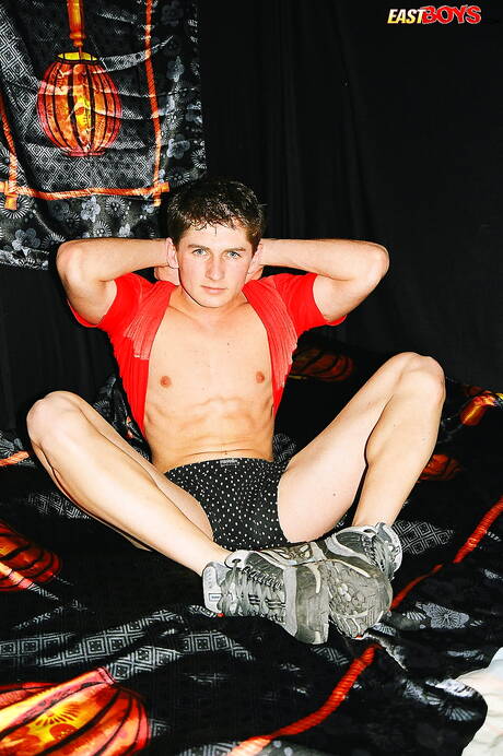 漂亮的里德脫衣服，露出漂亮的屁股