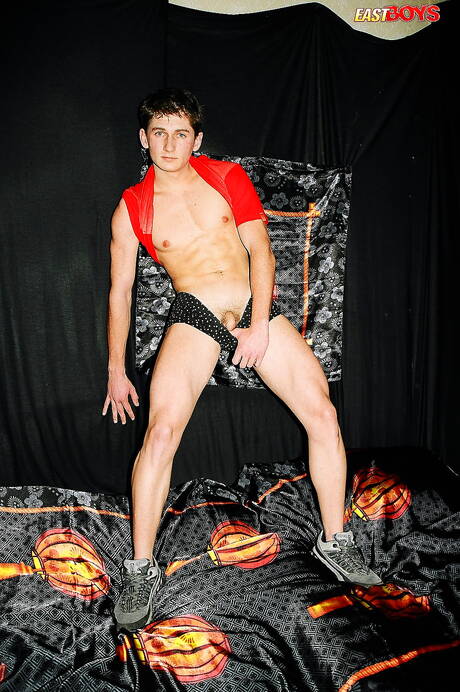 Netter Reid zieht sich aus und zeigt schönen Arsch