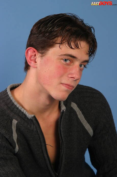 Young dude Ray posing nude and showing his ass