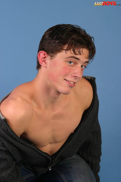 Young dude Ray posing nude and showing his ass