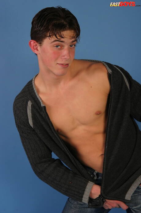 Young dude Ray posing nude and showing his ass